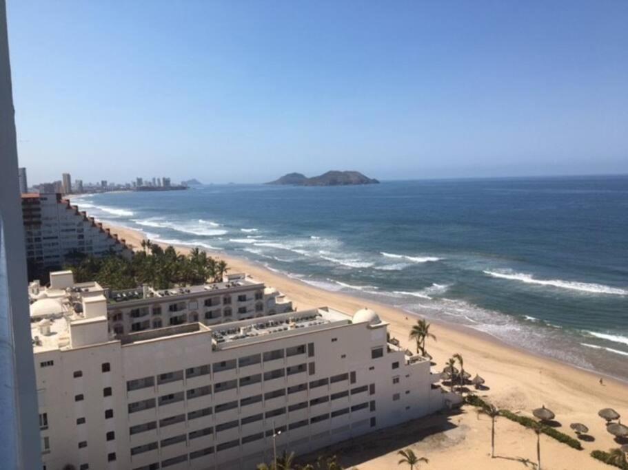 Beautiful 3 Bedroom, Fully Furnished, On The Beach Mazatlan Exterior photo