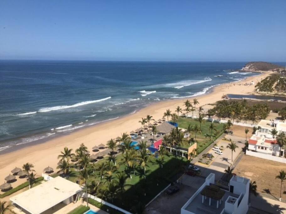 Beautiful 3 Bedroom, Fully Furnished, On The Beach Mazatlan Exterior photo